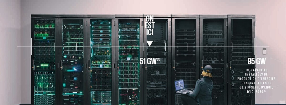 Serveurs informatiques dans une salle technique avec écran vert lumineux.