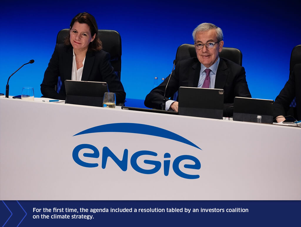Catherine MacGregor and Jean-Pierre Clamadieu seated behind the ENGIE conference table during the General Meeting, with tablets and microphones in front of them.