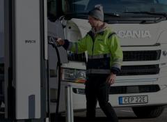 homme rechargeant camion à la borne electrique 